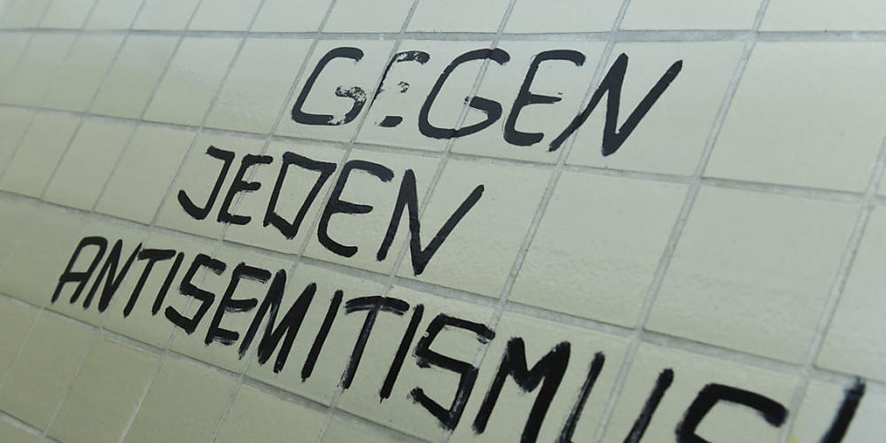 ARCHIV - Der Spruch «Gegen jeden Antisemitismus!» prangt an einer Toilettenwand. Foto: Arne Dedert/dpa