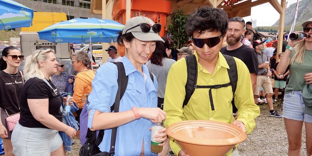 Schwägalp-Schwinget 2026: Am Rand des Schwingfests versuchen sich Touristen im Talerschwingen.