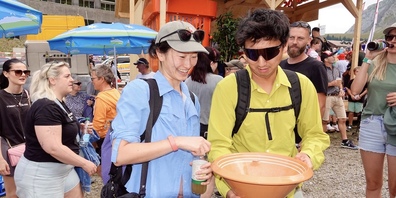 Schwägalp-Schwinget 2026: Am Rand des Schwingfests versuchen sich Touristen im Talerschwingen.