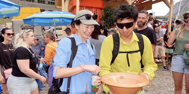 Schwägalp-Schwinget 2026: Am Rand des Schwingfests versuchen sich Touristen im Talerschwingen.