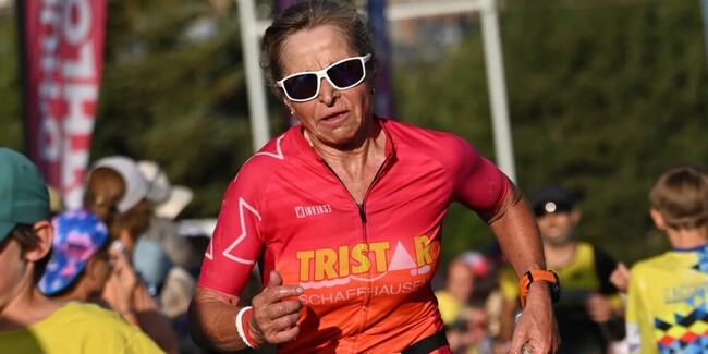 Brigitte Muhl von TRISTAR Schaffhausen läuft auf der hügeligen Strecke in Alp d’Huez souverän zum Altersklassensieg.