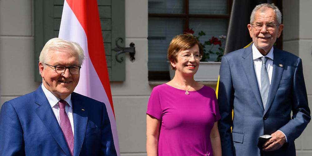 Bundespräsident Frank-Walter Steinmeier (l) begrüßt den österreichischen Bundespräsidenten Alexander Van der Bellen und dessen Ehefrau Doris Schmidauer. Foto: Soeren Stache/dpa-Zentralbild/dpa