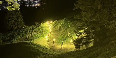 Nach dem Abbruch des Lichterzugs auf dem Fürstensteig zogen die Teilnehmenden bei Regenwetter zurück nach Gaflei.