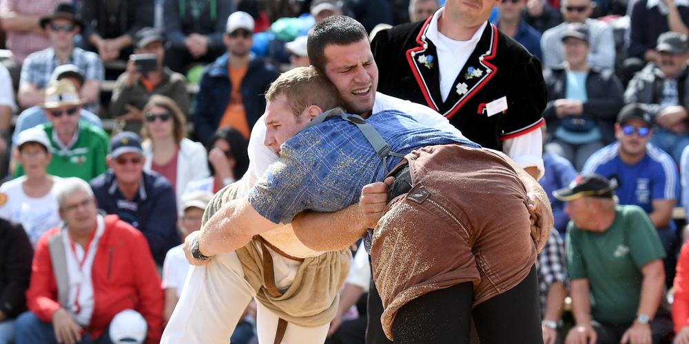 Bruno Nötzli (in weiss) im Rigi-Schlussgang gegen Joel Wicki. Nach der Hälfte der Kampfzeit verletzte sich der Ausserschwyzer schwer.