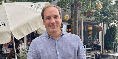 Wahlsieger Lukas Reimann am Sonntagnachmittag im Hotel Schwanen in Wil. Der frisch gewählte Stadtrat nahm zahlreiche Gratulationen entgegen und war nach Bekanntgabe des Resultats ein gefragter Gesprächspartner der Medien.