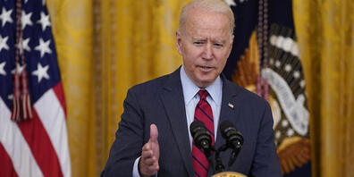 Joe Biden, Präsident der USA, spricht im East Room des Weißen Hauses. Foto: Evan Vucci/AP/dpa
