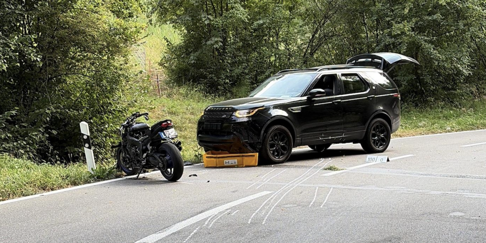 Ein Motorradfahrer und ein Auto kollidieren auf der Irchelstrasse am Sonntag frontal