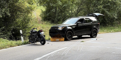 Ein Motorradfahrer und ein Auto kollidieren auf der Irchelstrasse am Sonntag frontal