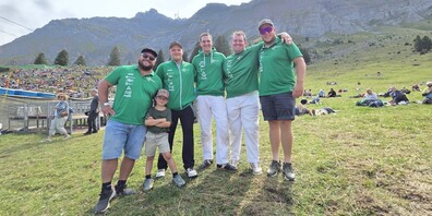 Das Schaffhauser Team und seine Betreuer auf der Schwägalp – für Patrick Bürgler und Adrian Schwyn der würdige Rahmen ihres gemeinsamen Karriereendes.