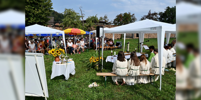 Über 100 Personen nehmen bei sonnigem Wetter am Gottesdienst teil.