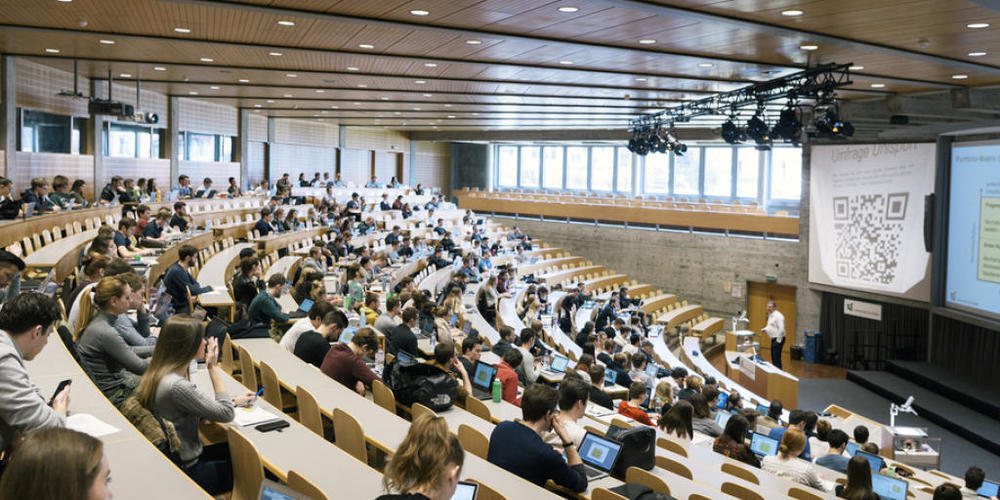Wer richtig gut verdienen will, der mache eine IT-Ausbildung, am besten auf tertiärer Stufe. Wer die Minimalvariante der Lehre wählt und dann auch noch in einem schlecht bezahlten Berufsfeld wie beispielsweise Verkauf, hat gut und gern ein Viertel...