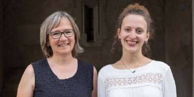 Die preisgekrönte Kanti-Schülerin Valentina Kopp (rechts) mit Lehrerin Martina Büttiker.
