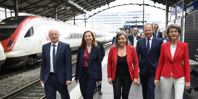 SBB-Chef Vincent Ducrot, Stadtpräsidentin Natacha Litzistorf, die Waadtländer Staatsrätin Nuria Gorrite, der Genfer Staatsrat Serge dal Busco und Bundesrätin Simonetta Sommaruga (von links).