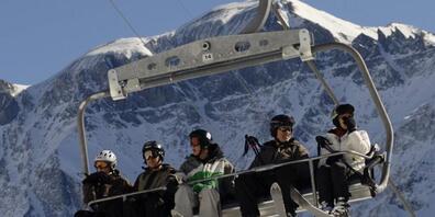 Neue Beschneiungsanlagen sollen im Skigebiet Elm GL die Weiterexistenz der Bahnen sichern. Nun hat das Glarner Verwaltungsgericht einen Ausbau der Beschneiungsanlagen vorerst gestoppt (Archivbild).