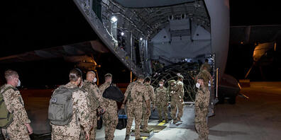 HANDOUT - Das Handout der Bundeswehr zeigt Soldaten der Bundeswehr, die während der Rückverlegung zum Ende der Mission Resolute Support (RSM) in Mazar-E Sharif in ein Transportflugzeug A400M der Luftwaffe steigen. Foto: Torsten Kraatz/Bundeswehr/d...