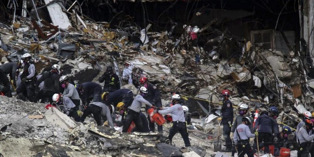 Such- und Rettungskräfte suchen weiter nach Überlebenden in den Trümmern. 149 Menschen gelten noch als vermisst. Foto: Al Diaz/Miami Herald/AP/dpa