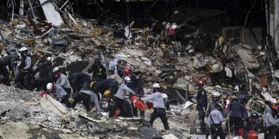 Such- und Rettungskräfte suchen weiter nach Überlebenden in den Trümmern. 149 Menschen gelten noch als vermisst. Foto: Al Diaz/Miami Herald/AP/dpa