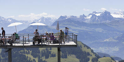 Der weltweite Tourismus hat unter der Pandemie gelitten. Und weil es jetzt mit den Impfungen nur schleppend vorangeht, dürfte das Reisegeschäft weiter schmerzhafte Einbussen spüren. Im Bild Touristen auf der Rigi. (Symbolbild)