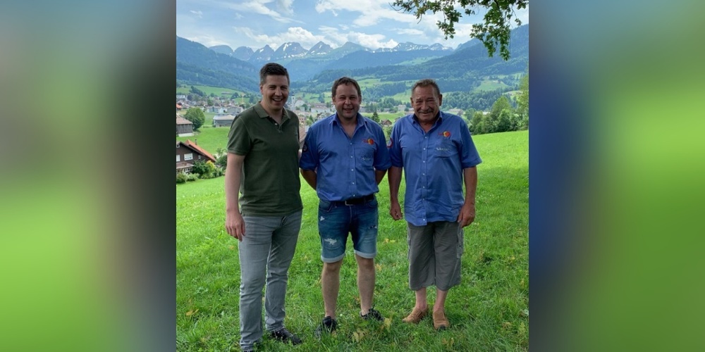 Bildlegende von links: Thomas Bösch, Präsident SVP Toggenburg; Rolf Habegger, neuer Präsident SG Wilhelm Tell; Hausi Stauffacher, alter Präsident SG Wilhelm Tell.