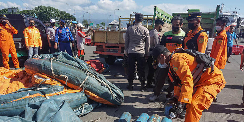 Mitglieder des Bali National Search and Rescue Board (Basarnas Bali) sammeln Rettungswesten und Teile der gekenterten Fähre KM Yunice ein. Bei einem Fährunglück vor der Küste der indonesischen Insel Bali sind mindestens sieben Menschen ums Leben g...