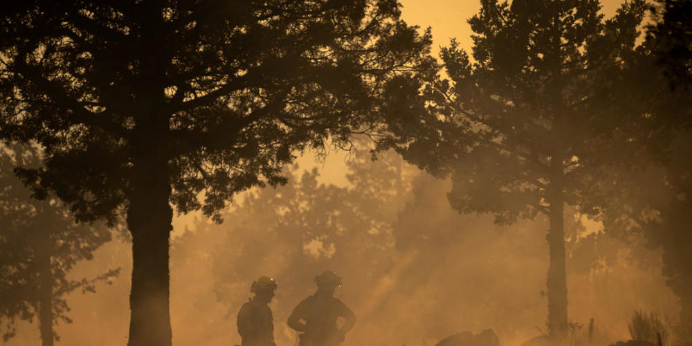 Feuerwehrleute im Einsatz gegen das Lava-Feuer. In Nordkalifornien kämpften rund 800 Feuerwehrleute gegen einen Waldbrand an, der sich innerhalb kurzer Zeit rasch ausgebreitet hatte. Foto: Paul Kitagaki Jr./ZUMA Wire/dpa Foto: Paul Kitagaki Jr./ZU...