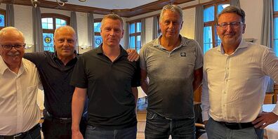 Die neue sportliche Führung des FC Flawil ( (v.l.).: Vizepräsident Rolf Junker, Sportlicher Leiter Thomas Hengartner, Assistenztrainer Reto Knaus, Cheftrainer René Benz sowie Präsident Roland Büeler.