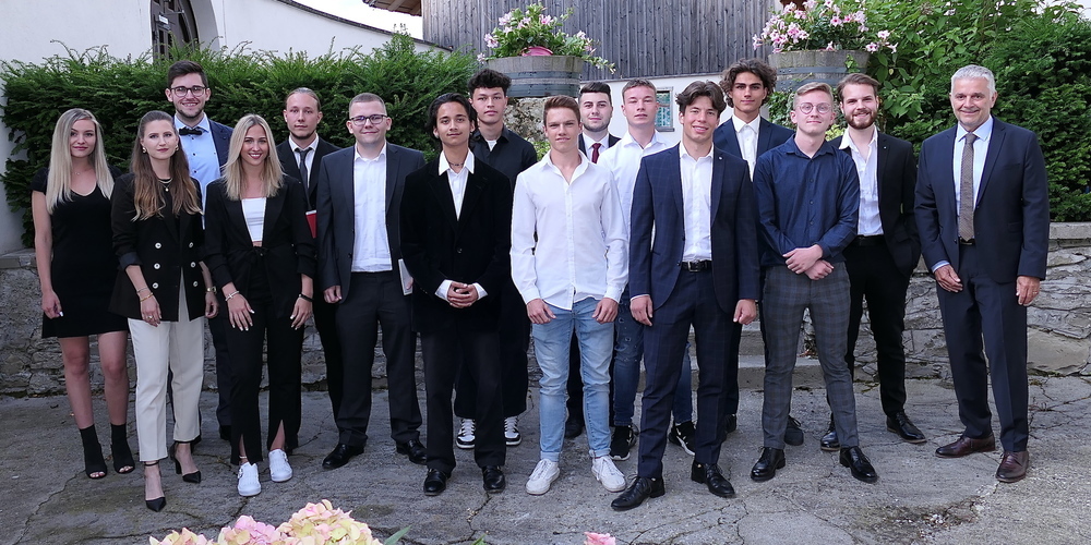 Die Diplomanden des Berufsmaturitätslehrgangs BM2: v.l. Anja Scramonzin, Sabrina Schmid, Joel Schönbeck, Milica Disic, Joel Fäh, Harun Bajric, Daniel Köppel, Robert Ospelt, Jan Ziegler, Brian Ammann, Nico Lüchinger, Leandro Aloi, Nils Lüchinger, Jerome Hutter, Jonas Weber und Schulleiter Felix Wetter. Es fehlen Blenda Demaj, Yilza Kical, Jonas Lüchinger und Piriyangan Srikanthavel.
