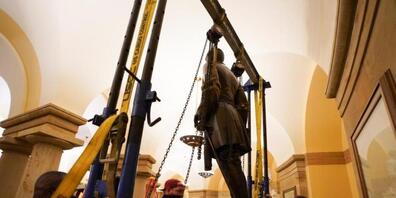 ARCHIV - Arbeiter entfernen eine Statue des Südstaaten-Generals Robert E. Lee aus dem Gebäude des US-Kongresses. Das US-Repräsentantenhaus hat für einen Gesetzentwurf gestimmt, der fordert, alle als rassistisch geltenden Statuen aus dem Kapitol zu...