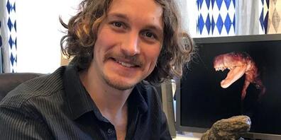 Martin Qvarnström hält eine 210 Millionen Jahre alte fossile Kotkruste eines Dinosauriers in der Hand. In einem ähnlichen Stück hat er fast vollständige Überreste einer Käferart gefunden - samt der filigranen Beinchen. (Pressebild Björn Gunér)