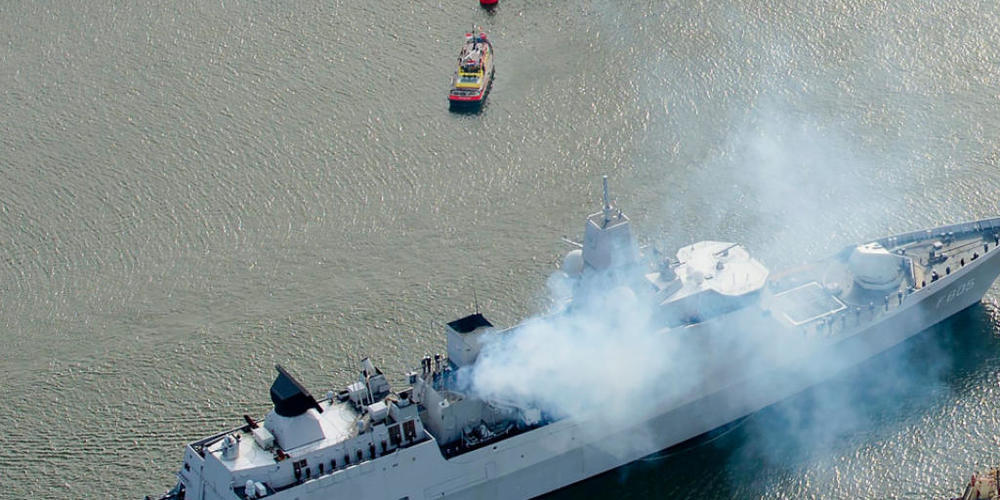 ARCHIV - Die niederländische Fregatte Evertsen feuert Salutschüsse ab. Russische Kampfjets haben nach Darstellung des niederländischen Verteidigungsministeriums Scheinangriffe gegen das Kriegsschiff im Schwarzen Meer geflogen. Das gab das Minister...