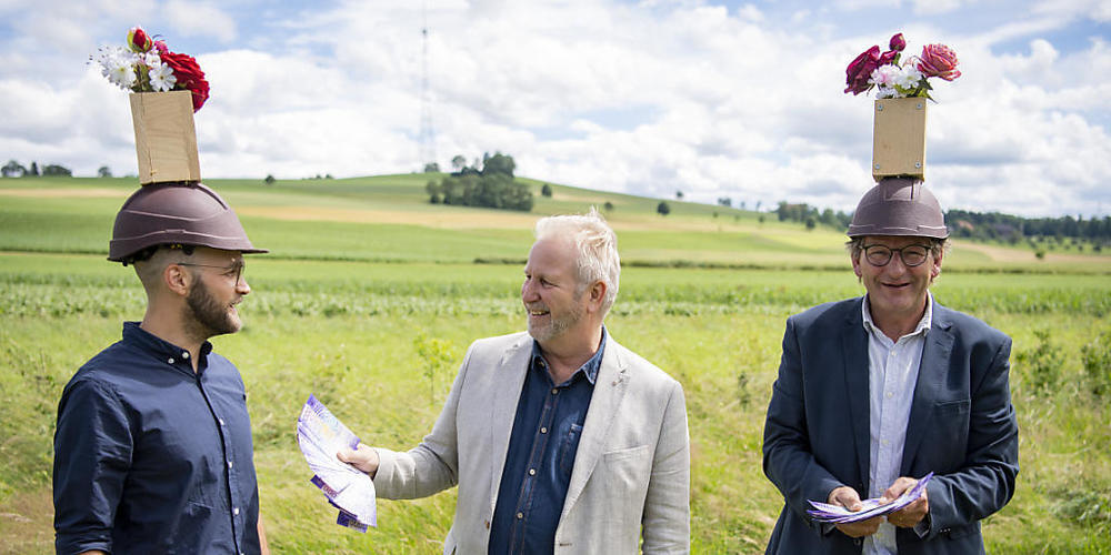 Die Künstler Wetz (rechts) und Silas Kreienbühl (links) verkaufen das Kunstwerk "Landessender Beromünster" dem Kunstsammler Paul Fuchs für 100'000 Franken.