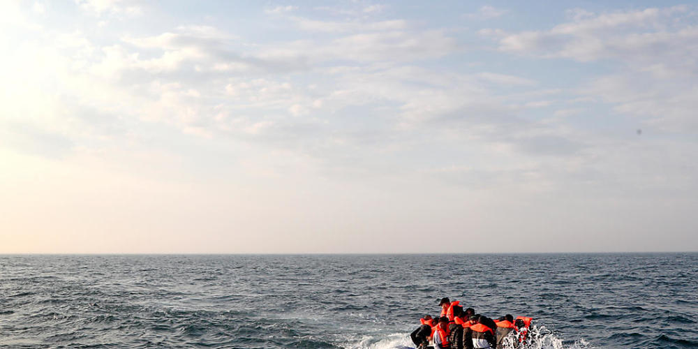 ARCHIV - Eine Gruppe von mutmaßlichen Migranten überquert den Ärmelkanal in Richtung Dover. Die Zahl der Flüchtenden über den Kanal zwischen Frankreich und Großbritannien hat im Juni ein Rekordhoch erreicht. Laut BBC-Bericht tritten im vergangenen...