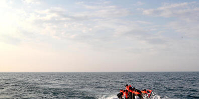 ARCHIV - Eine Gruppe von mutmaßlichen Migranten überquert den Ärmelkanal in Richtung Dover. Die Zahl der Flüchtenden über den Kanal zwischen Frankreich und Großbritannien hat im Juni ein Rekordhoch erreicht. Laut BBC-Bericht tritten im vergangenen...