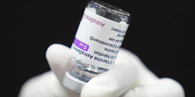 ARCHIV - Eine Dosis des Corona-Impfstoffs von AstraZeneca wird vorbereitet. Der Schutz des Astrazeneca-Impfstoffs vor Covid-19 wird bei einem längeren Abstand zwischen erster und zweiter Dosis laut einer aktuellen Studie der Universität Oxford nic...