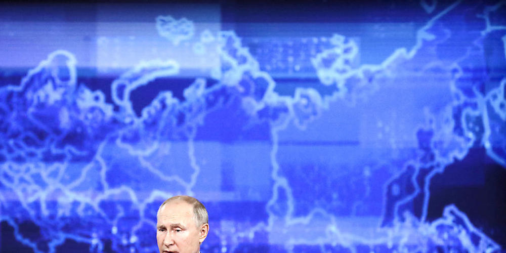 Russlands Präsident Wladimir Putin tritt in der im russischen Staatsfernsehen übetragenen Fernsehsendung «Der direkte Draht» auf. Im Rahmen der Sendung hat Putin den USA und Großbritannien eine «Provokation» im Schwarzen Meer vorgeworfen. Foto: Se...