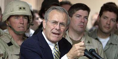 ARCHIV - US-Verteidigungsminister Donald Rumsfeld spricht zu Militärpersonal im Abu Ghoreib-Gefängnis am Stadtrand von Bagdad. Foto: Jim_Macmillan/AP Pool/dpa