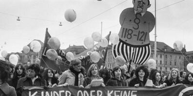 Nationale Demonstration 1975 für den straffreien Schwangerschaftsabbruch. 27 Jahre später trat die Fristenlösung in Kraft, die Abtreibungen in den ersten 12 Schwangerschaftswochen erlaubt. 2020 haben sich knapp 11'000 Frauen in der Schweiz für ein...