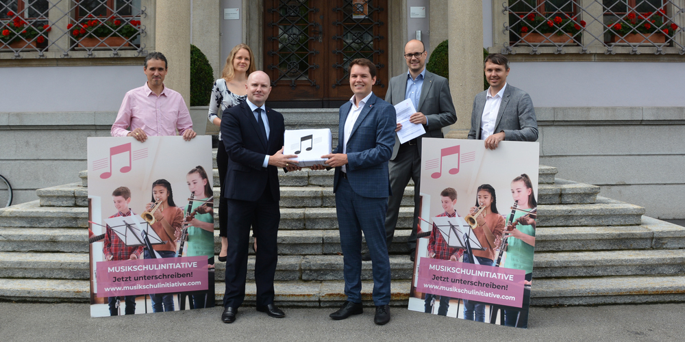 Martin Albrecht, Rahel Bünter, Staatsschreiber Mathias Brun, Jonathan Prelicz, Mathias Bachmann und André Ott (v. l.) anlässlich der Übergabe der Unterschriften.