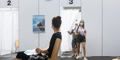 Junge Menschen warten im Impfzentrum von Giubiasco TI auf ihre Impfung gegen das Coronavirus. (Archivbild)