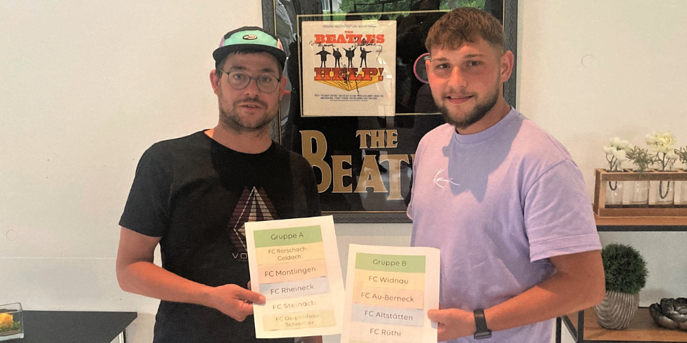 Au-Berneck-Captain Mario Zivic (rechts) und Pokalturnier-Sportchef Remo Zollinger bei der Gruppenauslosung. 