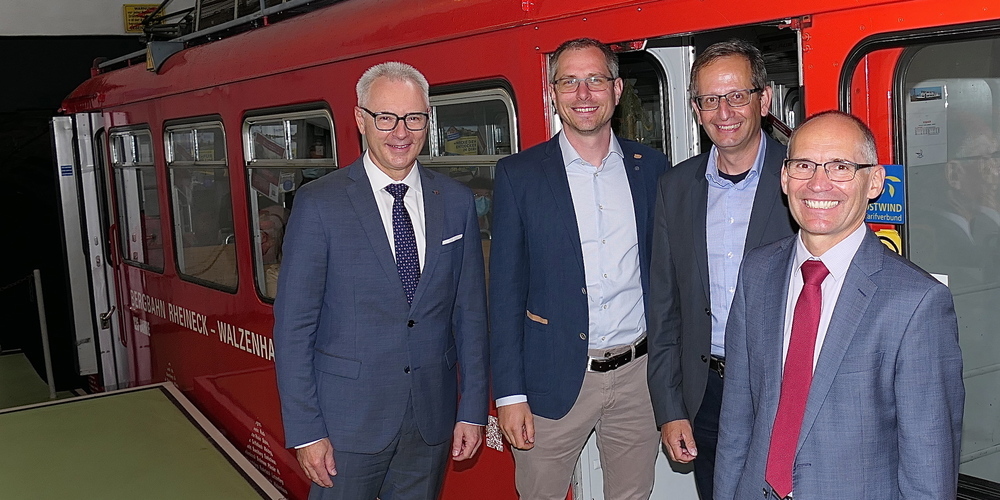 Gastgeber und Gastredner vor dem Geburtstagskind: v.l. Landammann Dölf Biasotto, die Gemeindepräsidenten Michael Litscher und Urs Müller sowie Thomas Baumgartner, Direktor der Appenzeller Bahnen 