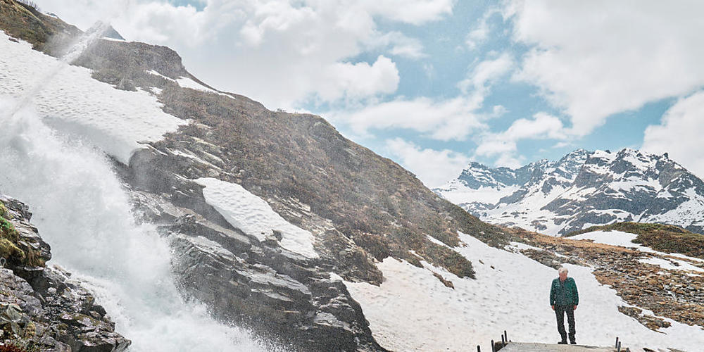 Der St. Galler Künstler Roman Signer vor seiner Installation am Bielbach im vorarlbergischen Montafon.