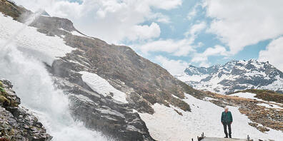 Der St. Galler Künstler Roman Signer vor seiner Installation am Bielbach im vorarlbergischen Montafon.