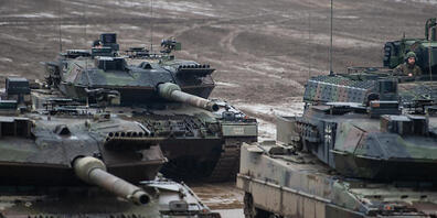 ARCHIV - Drei Kampfpanzer der Bundeswehr vom Typ Leopard 2A6 und ein Schützenpanzer vom Typ Puma bei einer Übung im Gelände. Foto: Philipp Schulze/dpa