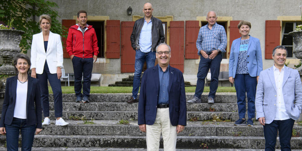 Die Bundesrätinnen und Bundesräte sowie der Bundeskanzler posieren für ein Foto im Weingut La Lance in Concise.