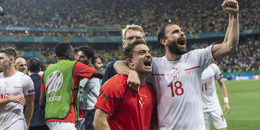 Xherdan Shaqiri (links, mit Admir Mehmedi) führt die Schweiz gegen Spanien als Captain auf das Feld