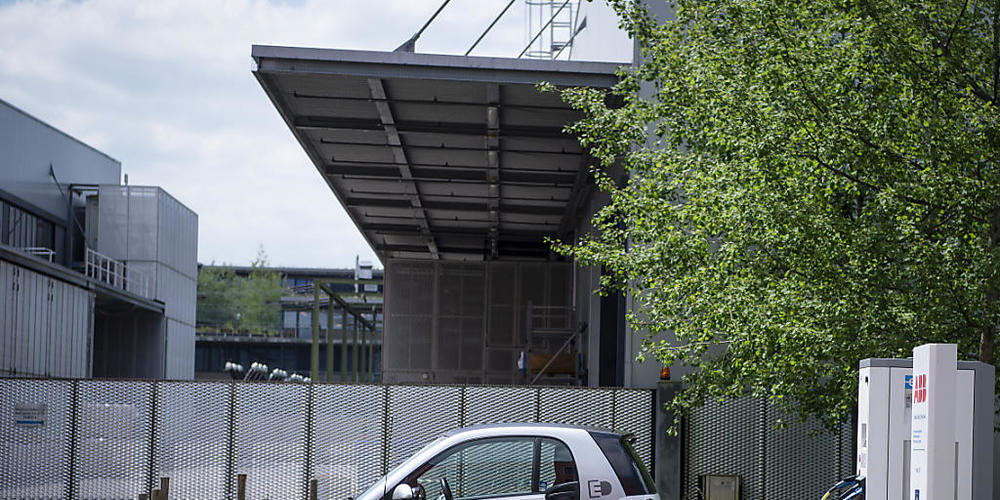 Der Industriekonzern ABB stattet zusammen mit EWW Anlagentechnik die Österreichische Post mit 2000 Ladestationen für Elektroautos aus. (Archivbild)