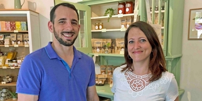 Marcel und Claudia Braun in ihrem neuen Drahtseilbähnlilädeli.