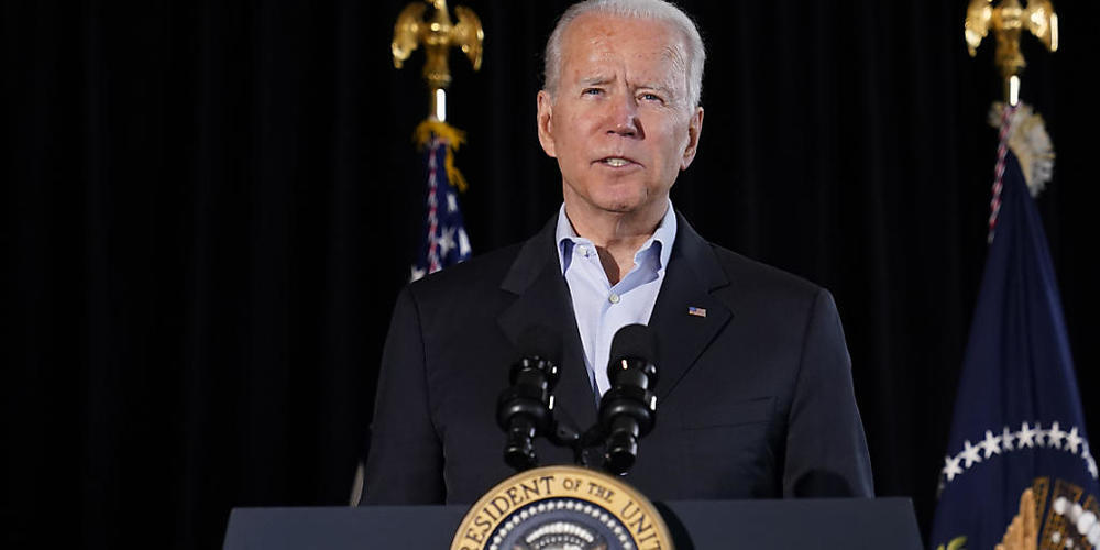 US-Präsident Joe Biden spricht in Miami Beach über das in Surfside eingestürzte Wohnhaus. Foto: Susan Walsh/AP/dpa
