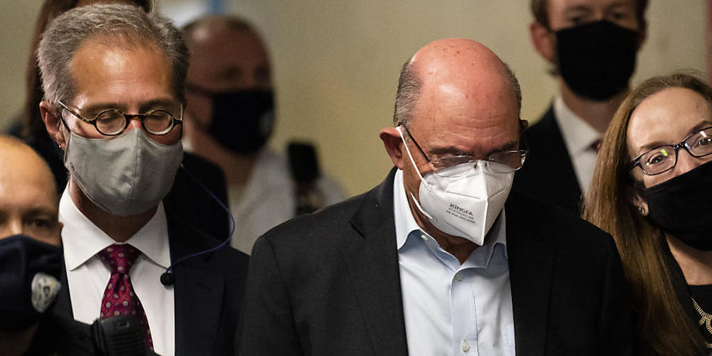 Der Finanzchef der Trump-Organisation Allen Weisselberg (M) verlässt das Strafgericht in Manhattan. Nach jahrelangen Ermittlungen erhebt die Staatsanwaltschaft in New York erstmals Anklage gegen die Geschäftspraktiken der Trump-Organisation. Foto:...